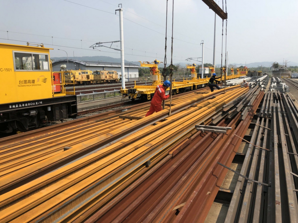 高鐵25米鋼軌運輸卸車作業