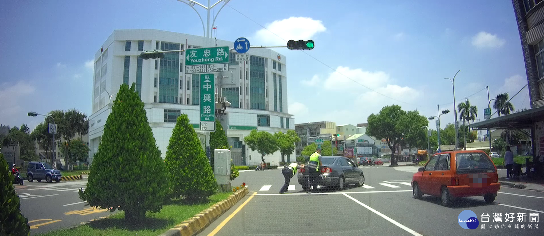 汽車半路拋錨引車流回堵　暖警即刻救援