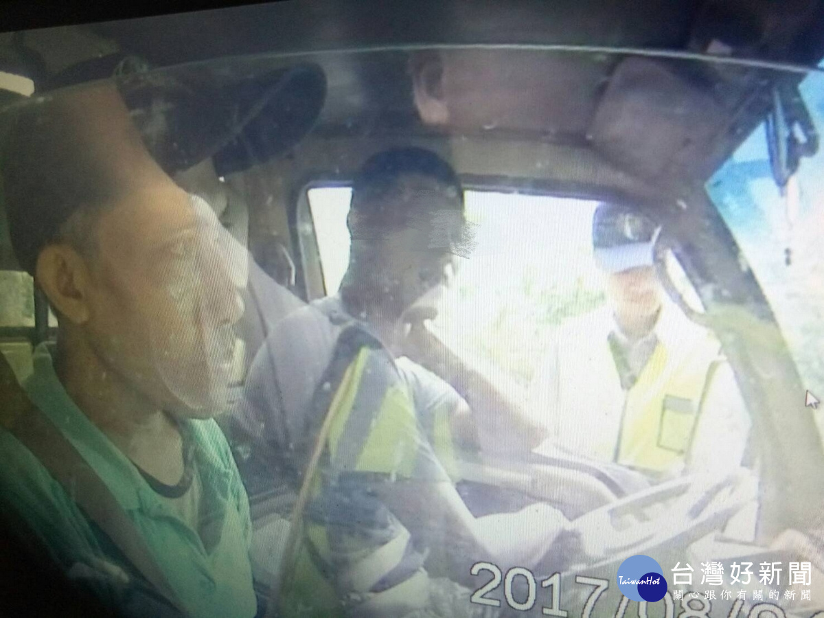 逃逸外籍移工搭便車 遇警方臨檢被逮