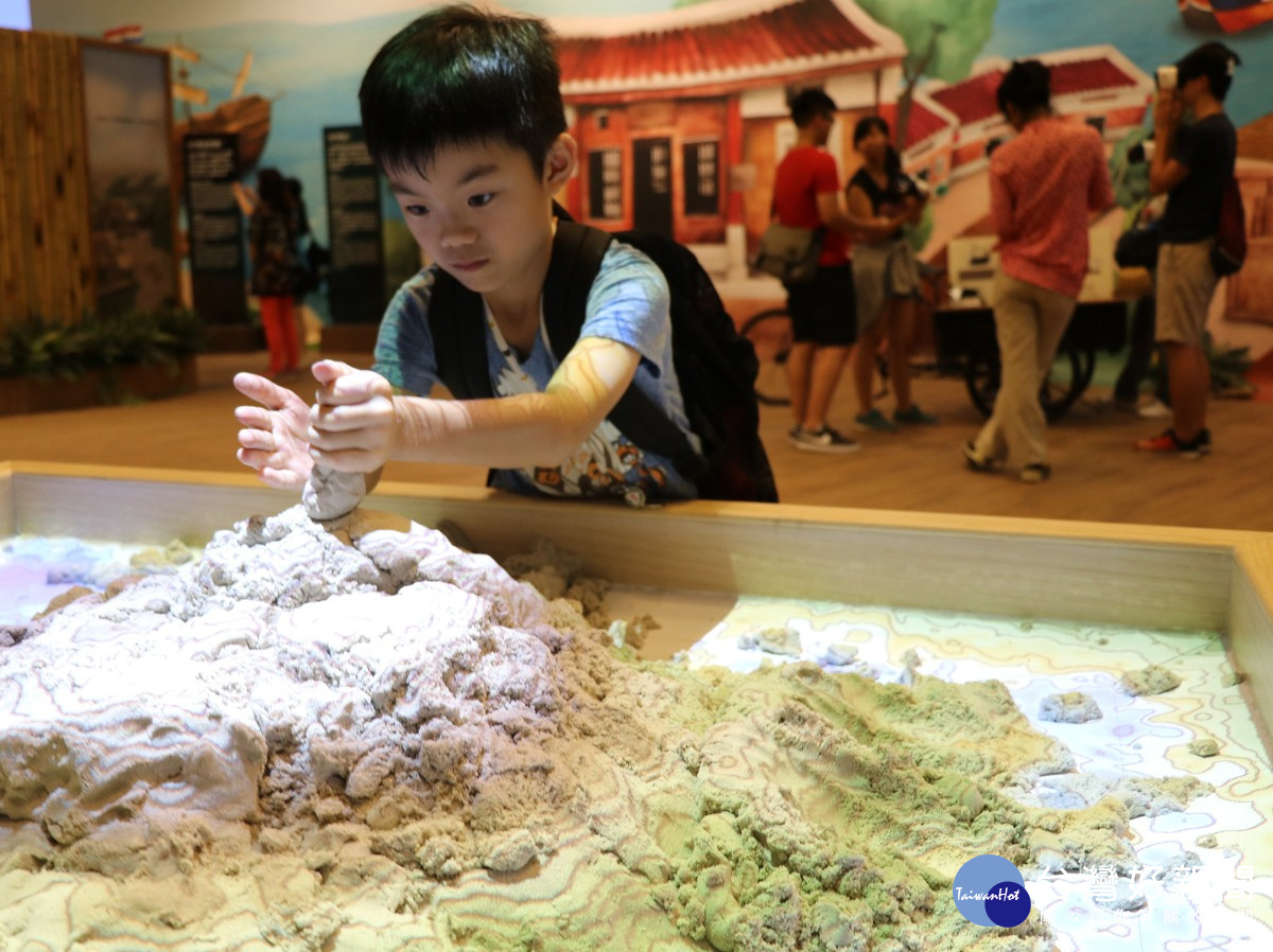 十三行「八里時光機」常設展　地貌沙箱供孩童動手造山造河
