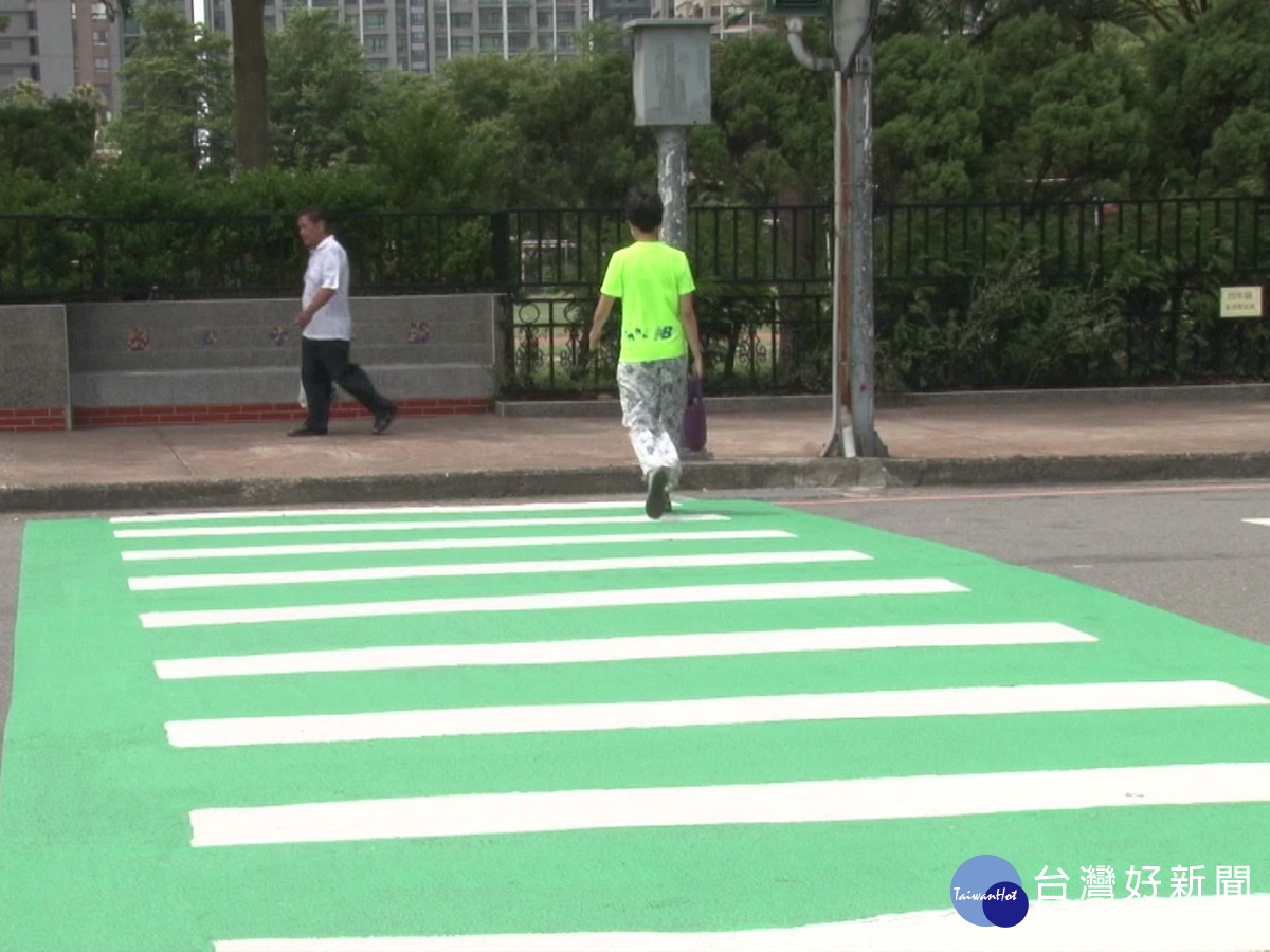 斑馬線新配色　竹縣試辦綠色斑馬線