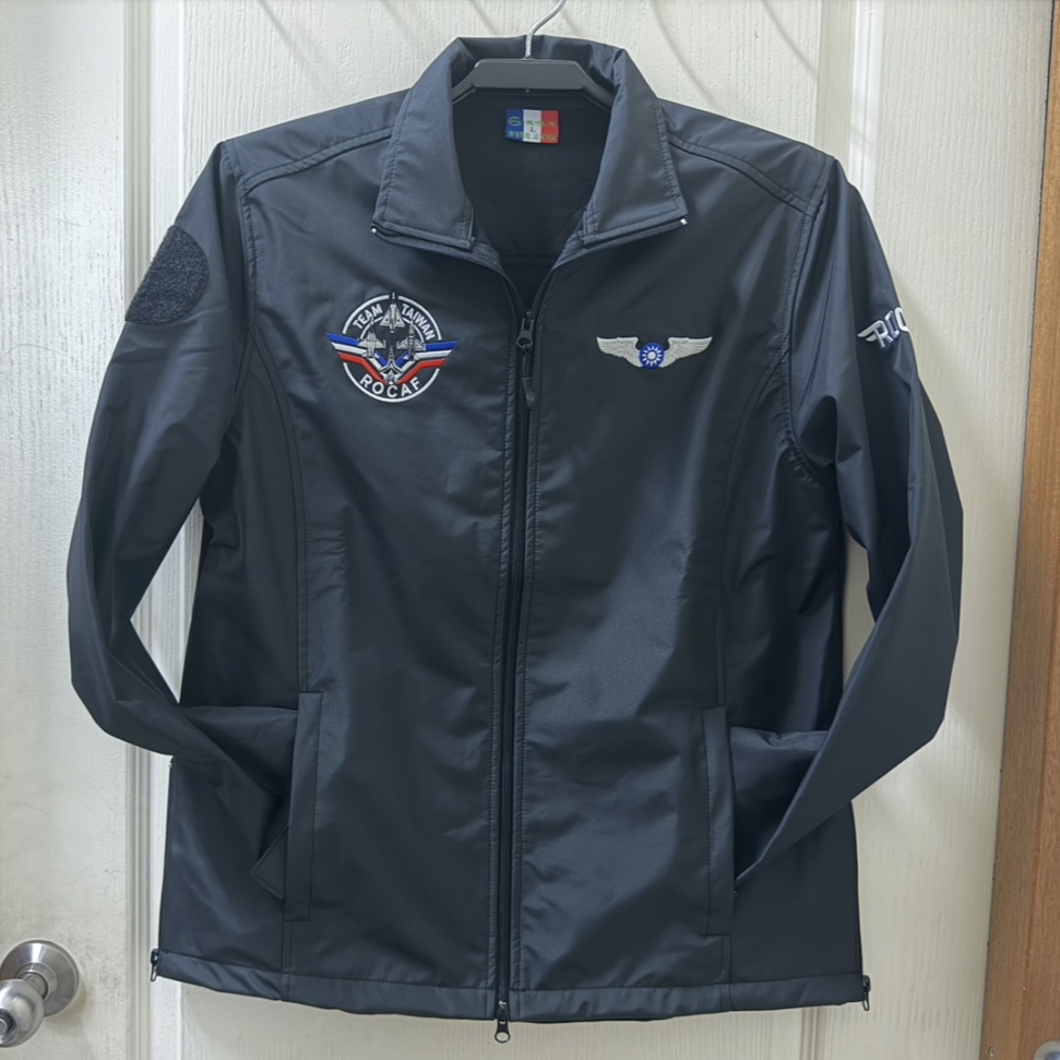 TH101【我愛空軍】2026 必收單品！極簡黑 × 機能軍事風夾克