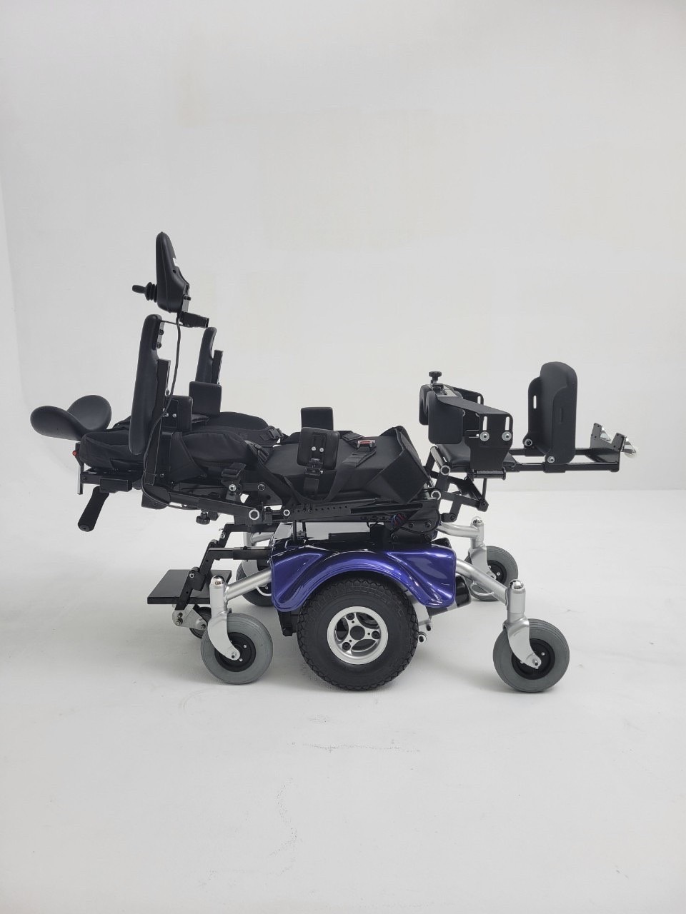 租六輪擺位型電動輪椅