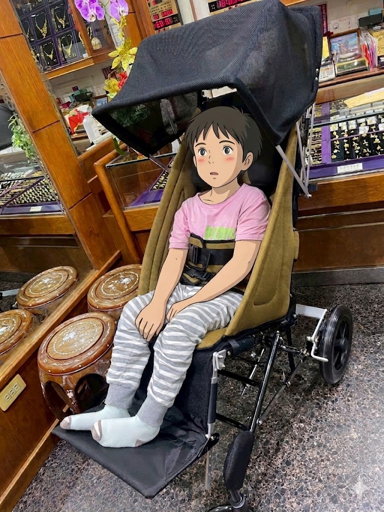 傳愛輔具技術人員為孩子細心調整 RV 擺位推車細節並安裝遮陽棚