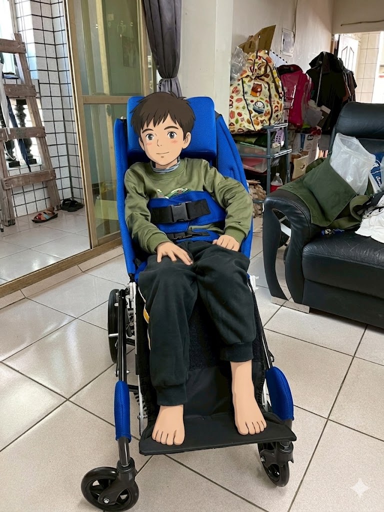 傳愛輔具專業人員現場為阿傑調整 RV 擺位推車的支撐細節與舒適度