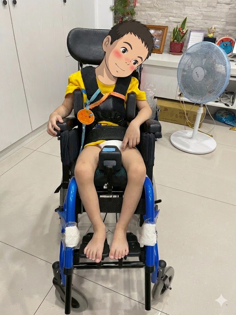 傳愛輔具專業技術員為孩子進行 RV 擺位輪椅的髖側支撐、分腿器與軀幹參數細節設定
