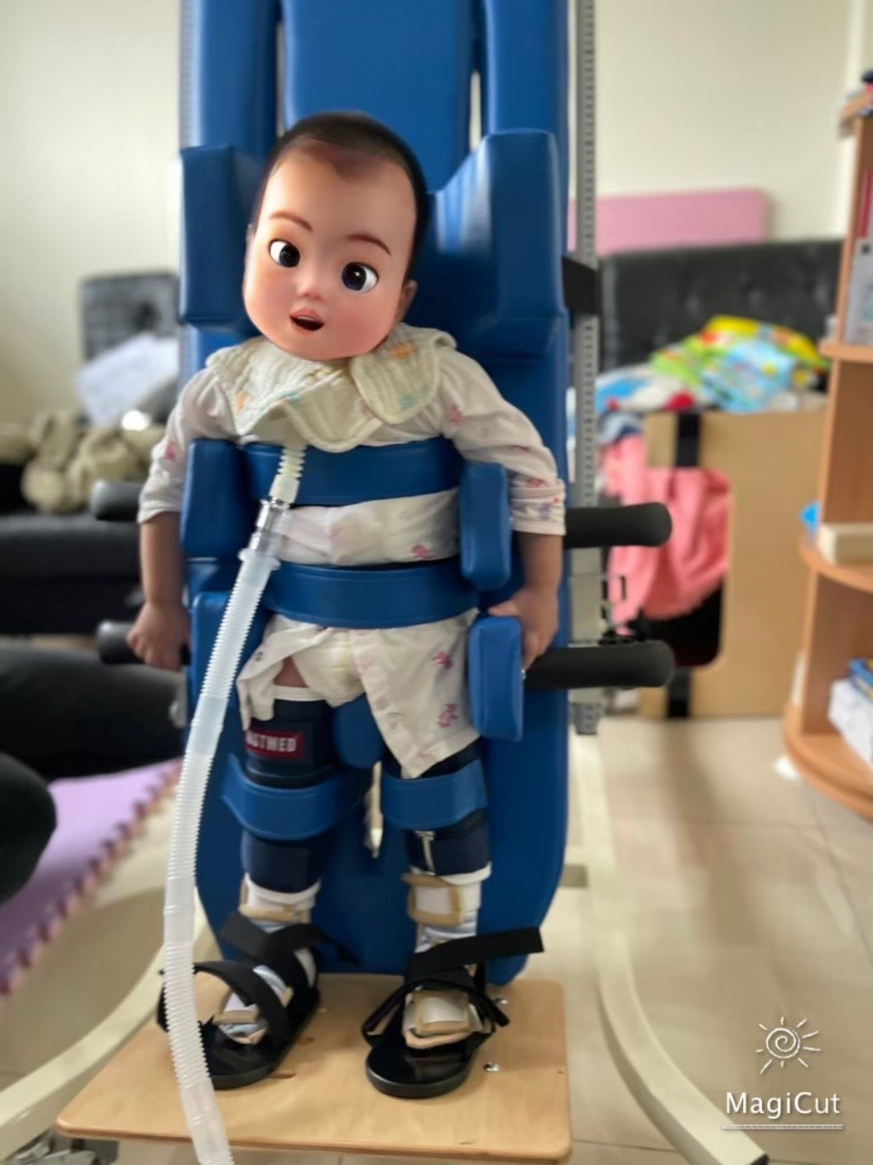 傳愛輔具專業技術員為小小現場調整後仰式站立架 (Supine Stander) 的傾斜角度與胸部支撐墊
