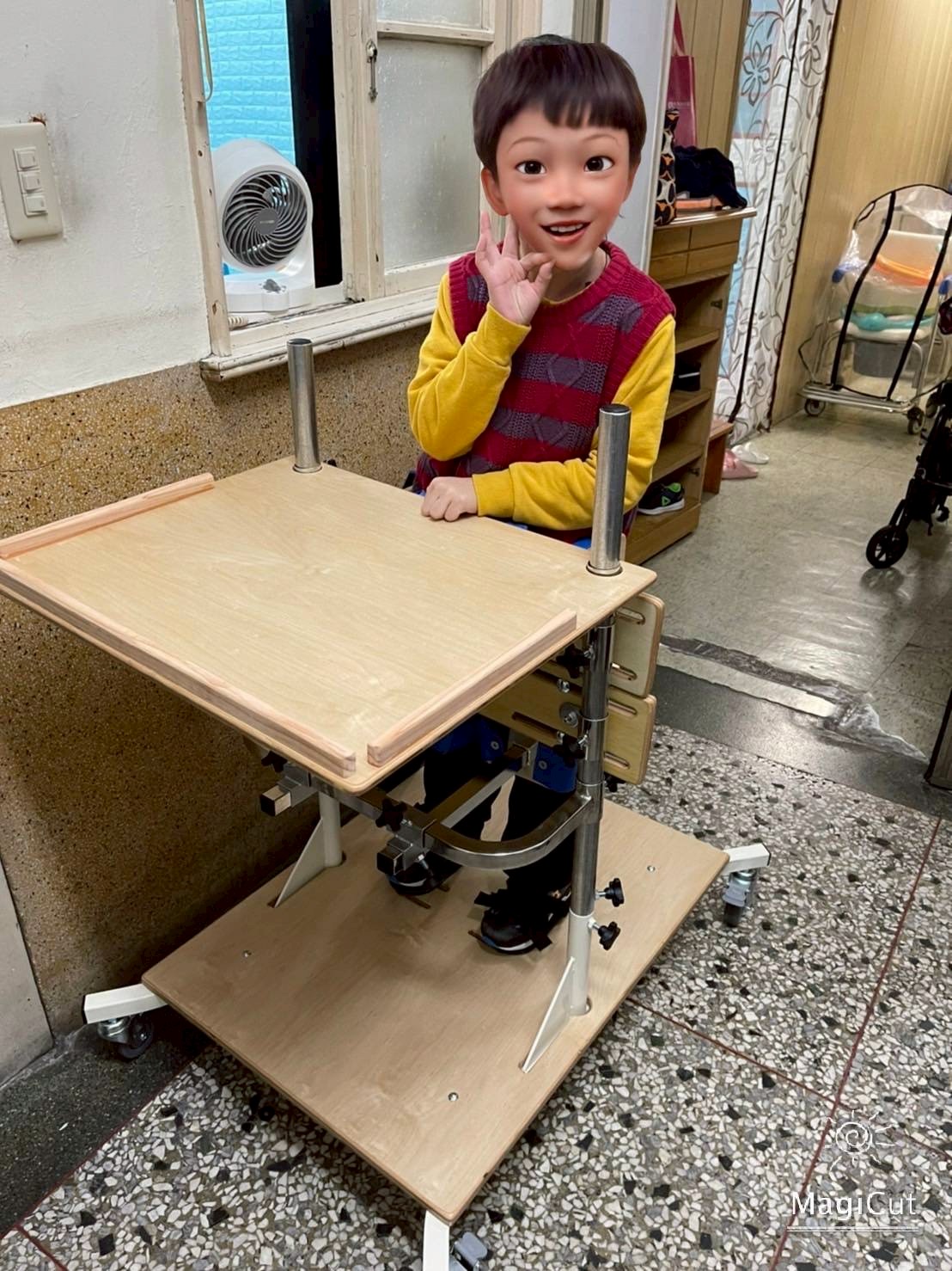 傳愛輔具專業技術員為牛牛現場調整直立式站立架 (Upright Stander) 的骨盆對齊與軀幹支撐設定