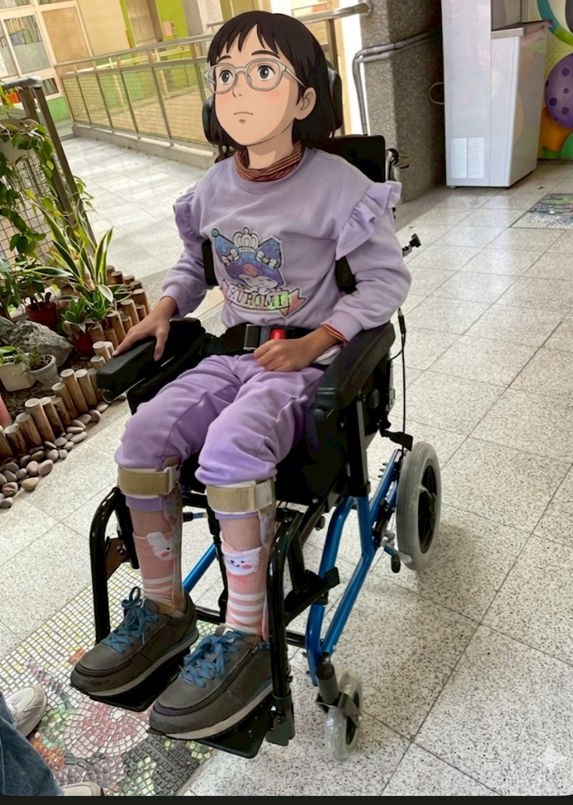 傳愛輔具專業技術員為小律現場進行兒童擺位輪椅的骨盆中立位、側支撐墊角度與壓力管理參數微調