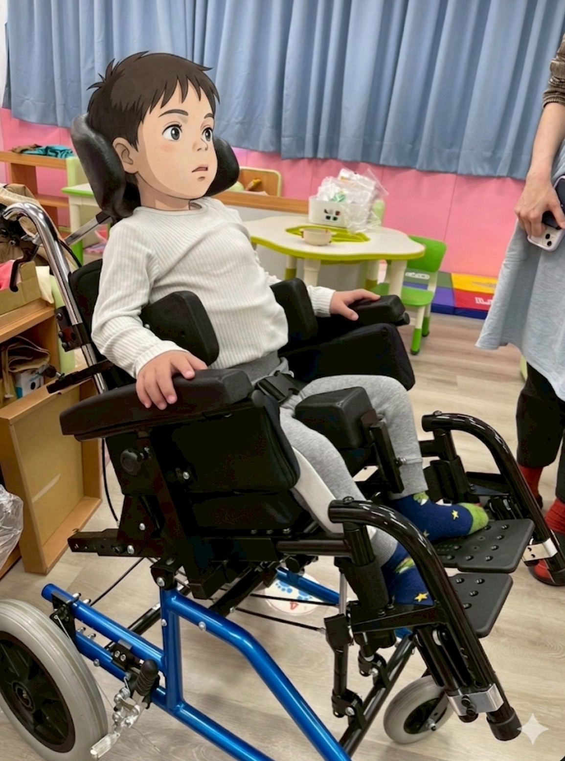傳愛輔具專業技術員為椅椅現場進行兒童擺位輪椅的身體力線觀察、骨盆中立位加固與空中傾倒功能精密參數設定