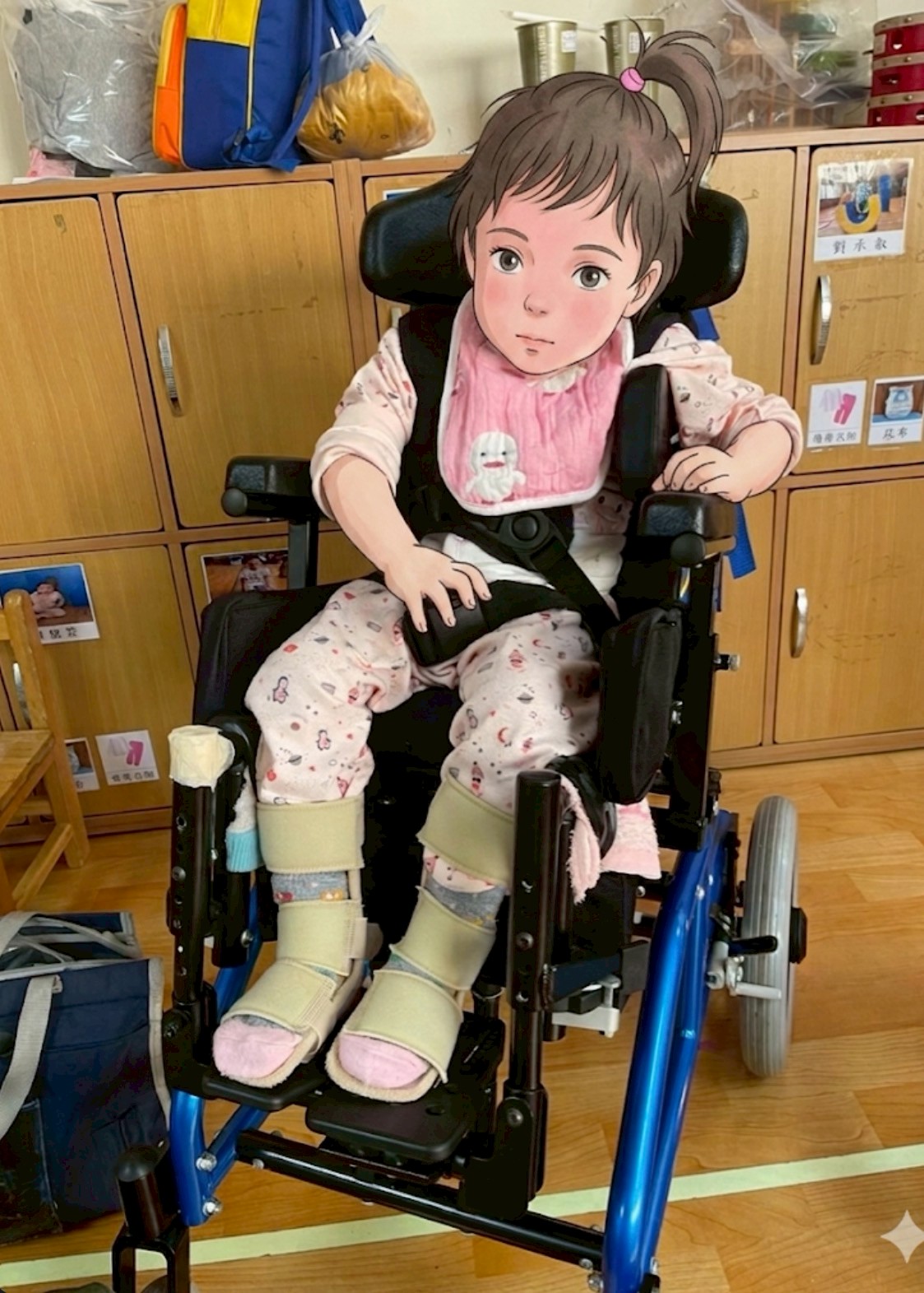 傳愛輔具專業技術員為寧寧現場進行兒童擺位輪椅的骨盆穩定性、側邊支撐墊位置與空中傾倒功能精密生物力學參數調校