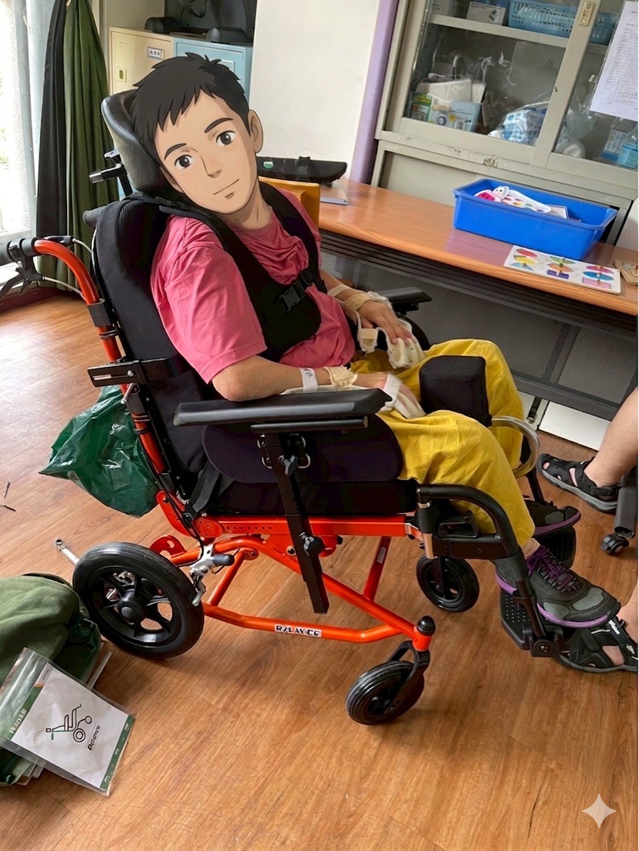 傳愛輔具專業技術員為阿平現場進行兒童擺位輪椅的骨盆穩定性配置、骨盆中立位反覆量測與空中傾倒功能精密生物力學參數調校