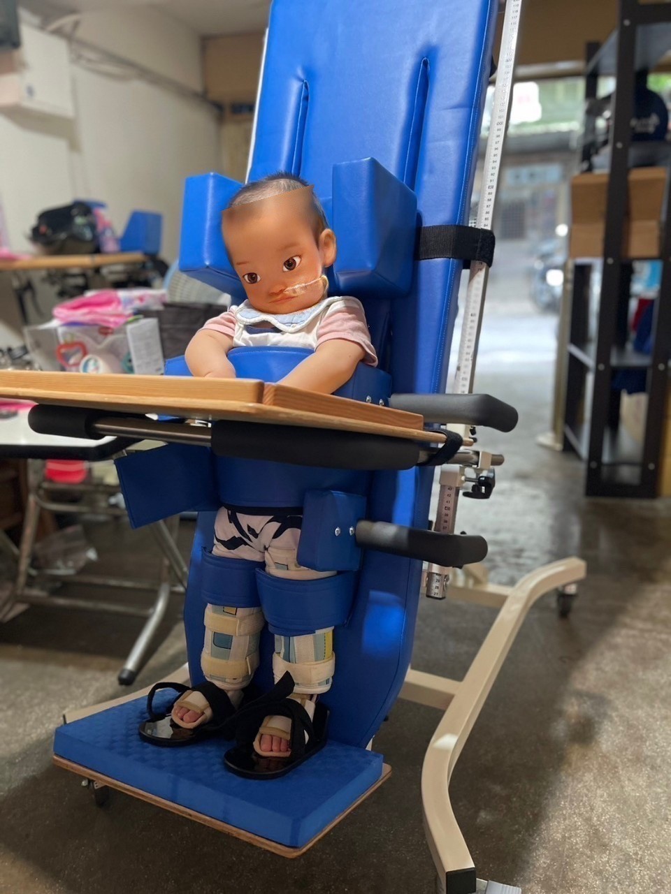 傳愛輔具專業技術員為小希現場進行後仰式站立架 (Supine Stander) 的傾斜角度、骨盆固定與軀幹對稱性精密校正